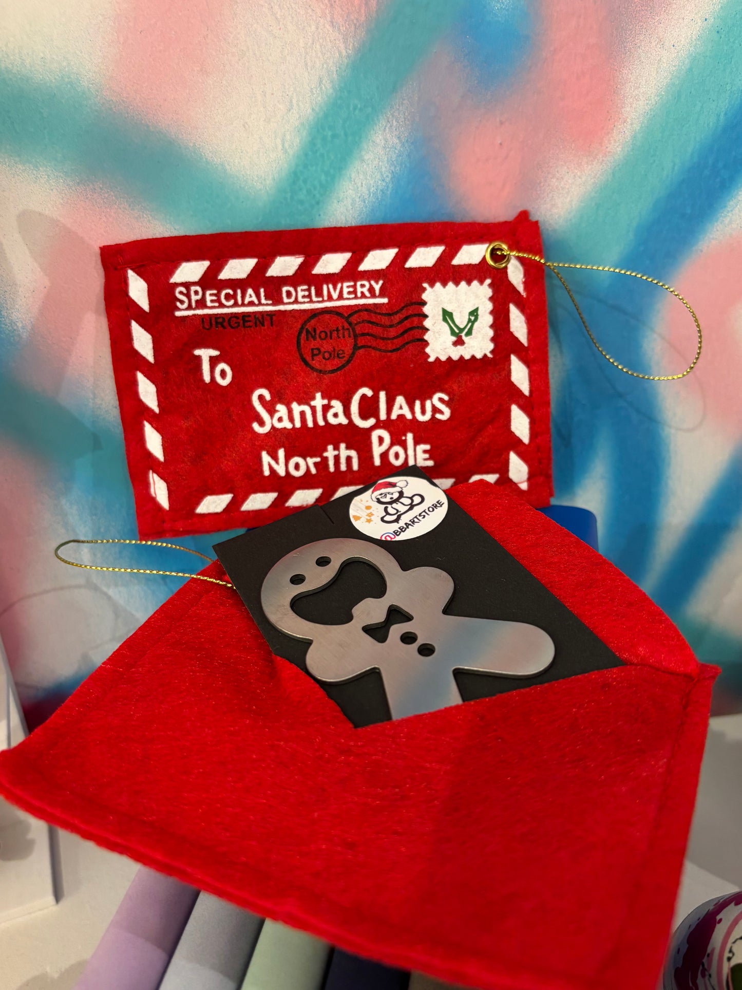 Apribottiglie in Acciaio “Gingerbread” con Busta Lettera per Babbo Natale – Idea Regalo Natalizia