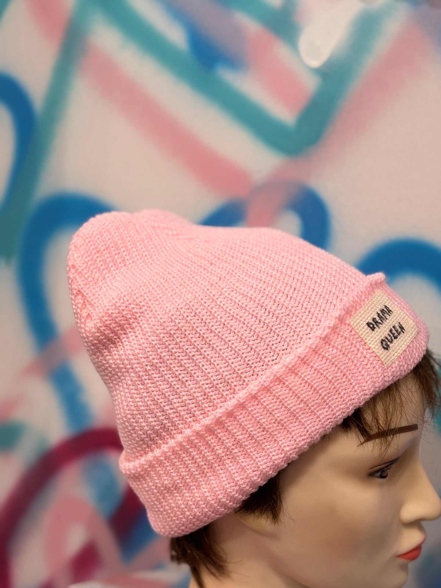Cappellino Beanie Rosa – “Drama Queen” – Unisex, Pezzo unico