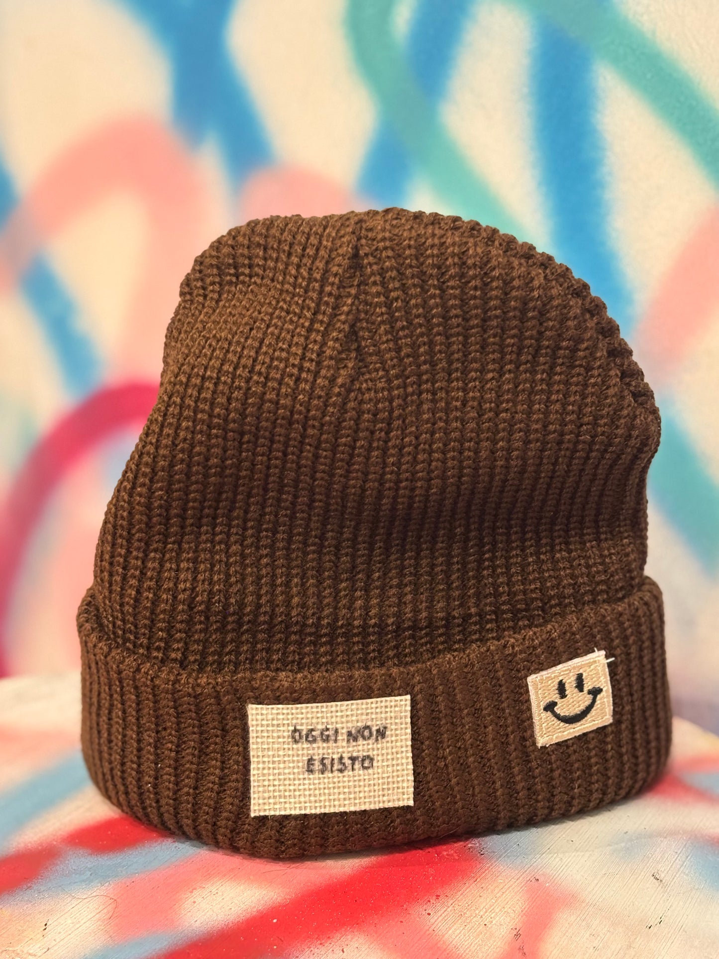 Cappellino Beanie Marrone – “Oggi non esisto” – Unisex, Pezzo unico