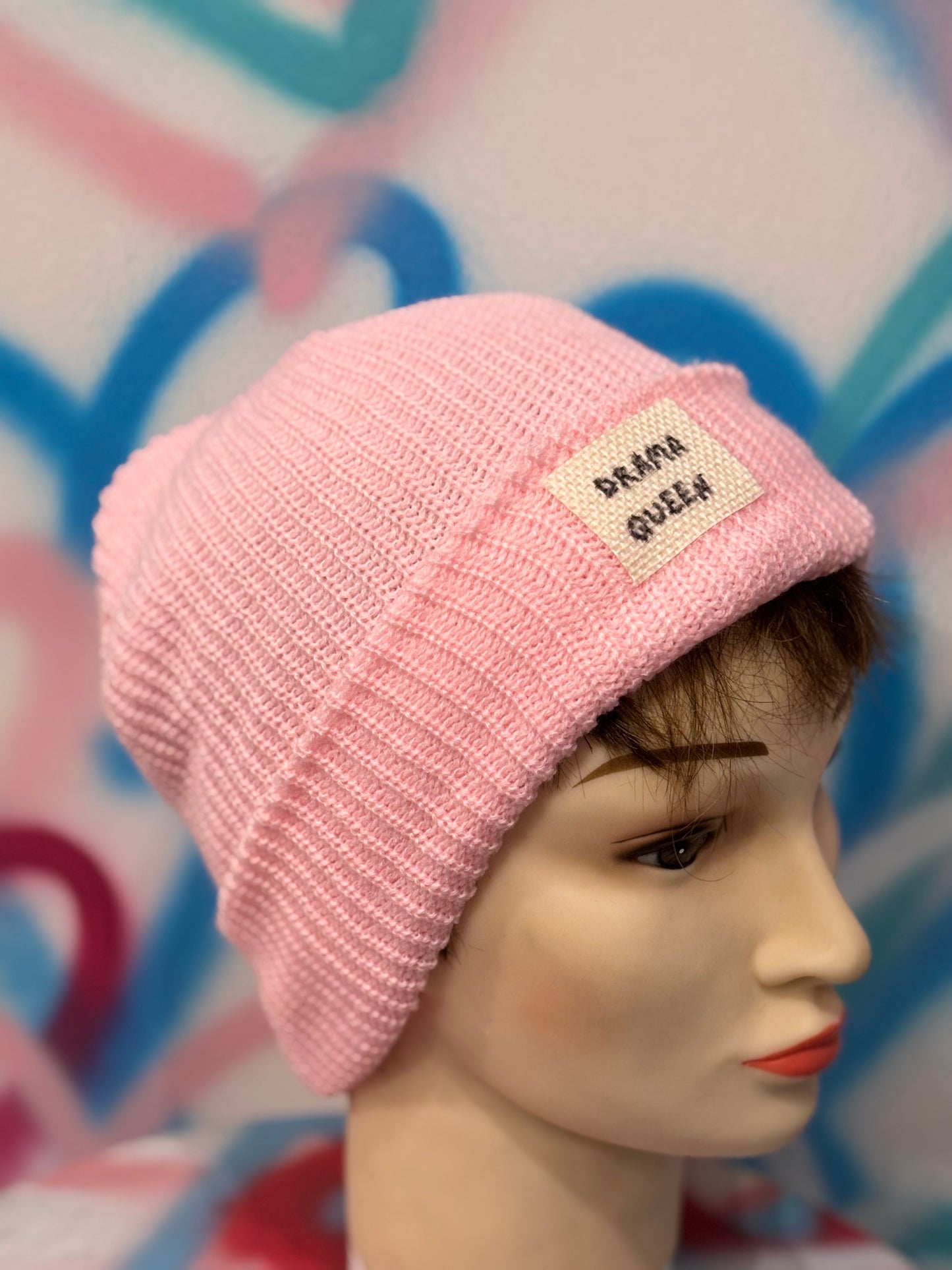 Cappellino Beanie Rosa – “Drama Queen” – Unisex, Pezzo unico