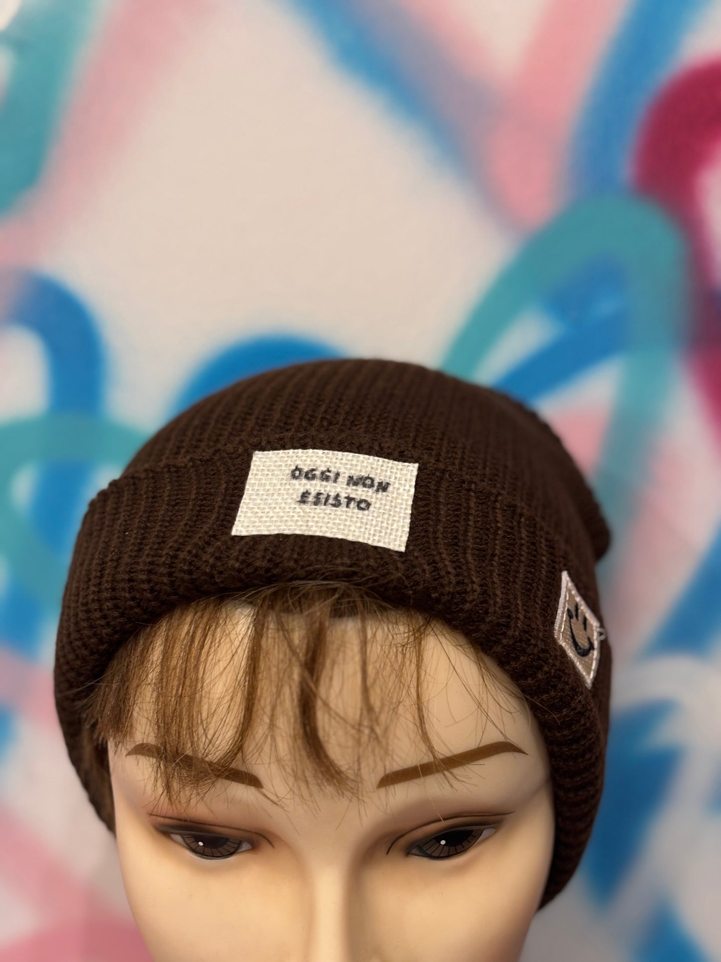 Cappellino Beanie Marrone – “Oggi non esisto” – Unisex, Pezzo unico
